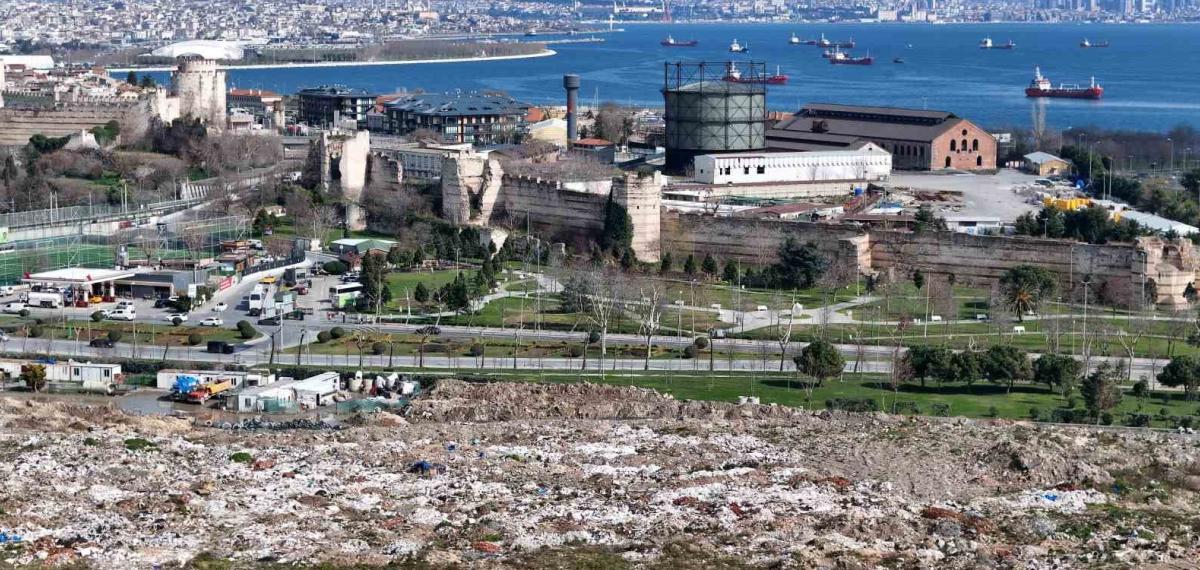 İBB ve İSKİ’nin Moloz Döktüğü Tarihi Kazlıçeşme Meydanı’nda Çevre Kirliliği