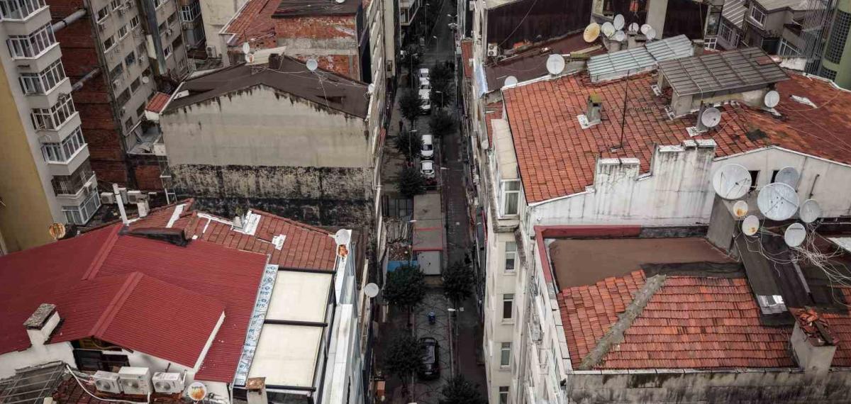 İBB, Yolu Elektrik Trafosuyla Kapattı; Vatandaşlar Tepki Gösterdi