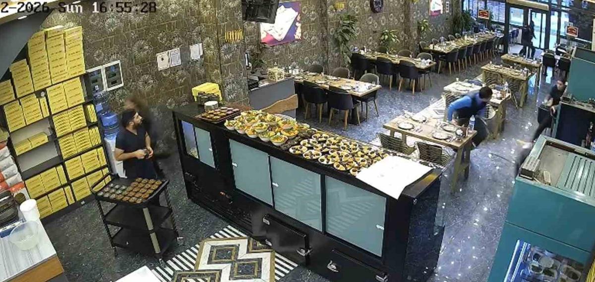 İftara Saatler Kala Kebapçının Tavanı Çöktü, Personel Son Anda Kurtuldu