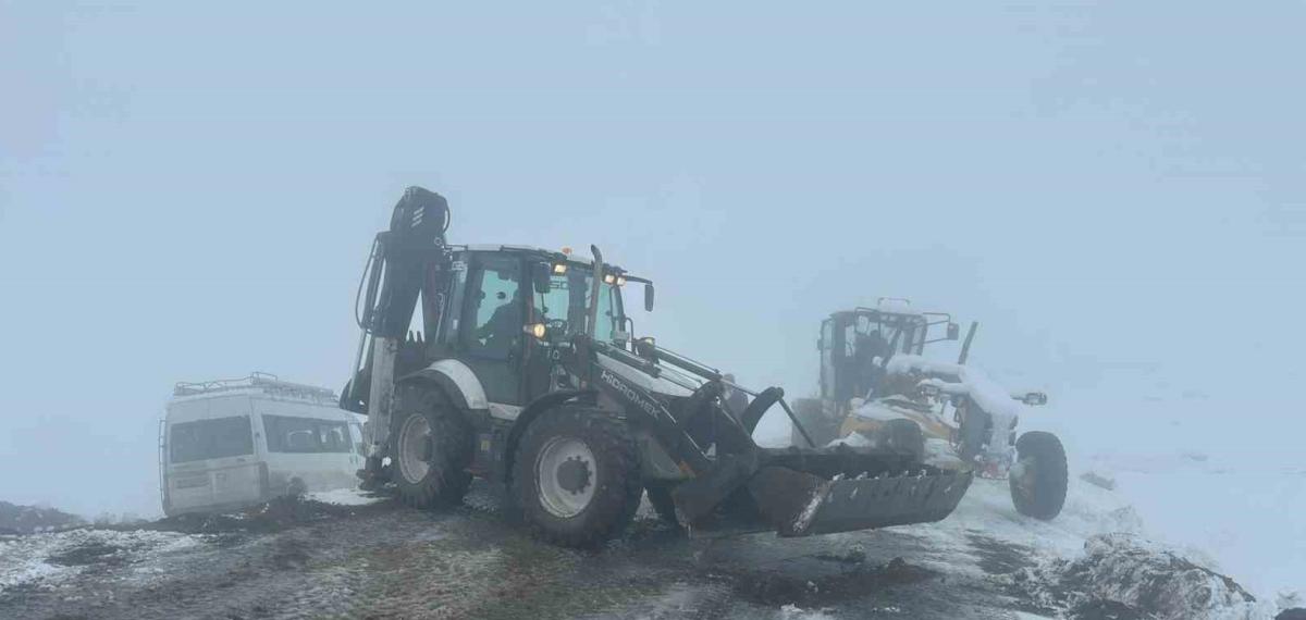 Iğdır’da Yoğun Kar Yağışı: 57 Köy Yolu Ulaşıma Kapandı, Şarampole Devrilen Minibüs Kurtarıldı