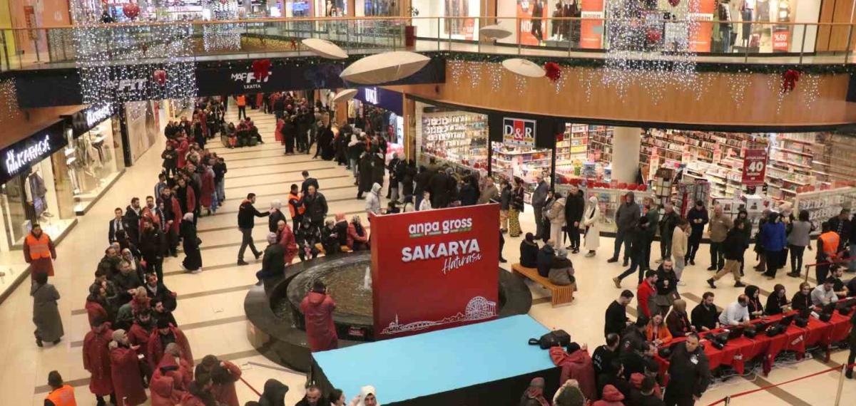 İndirim İçin Geceden Çadır Kurup 8 Saat Yağmur Altında Beklediler