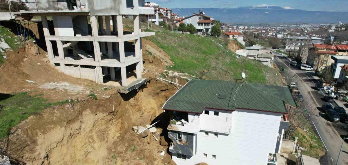 İnşaat Kazısında Kopan Dev Kaya Parçası Yanındaki Binada Hasara Yol Açtı
