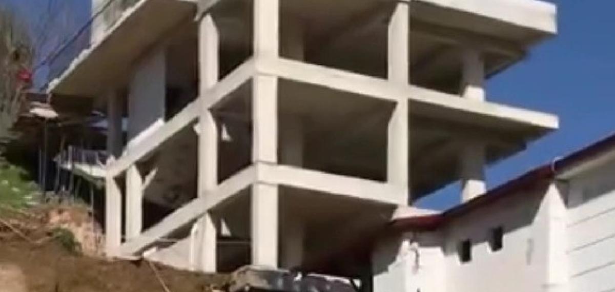 İnşaat Kazısından Kopan Kaya Bitişik Binanın Üzerine Düştü