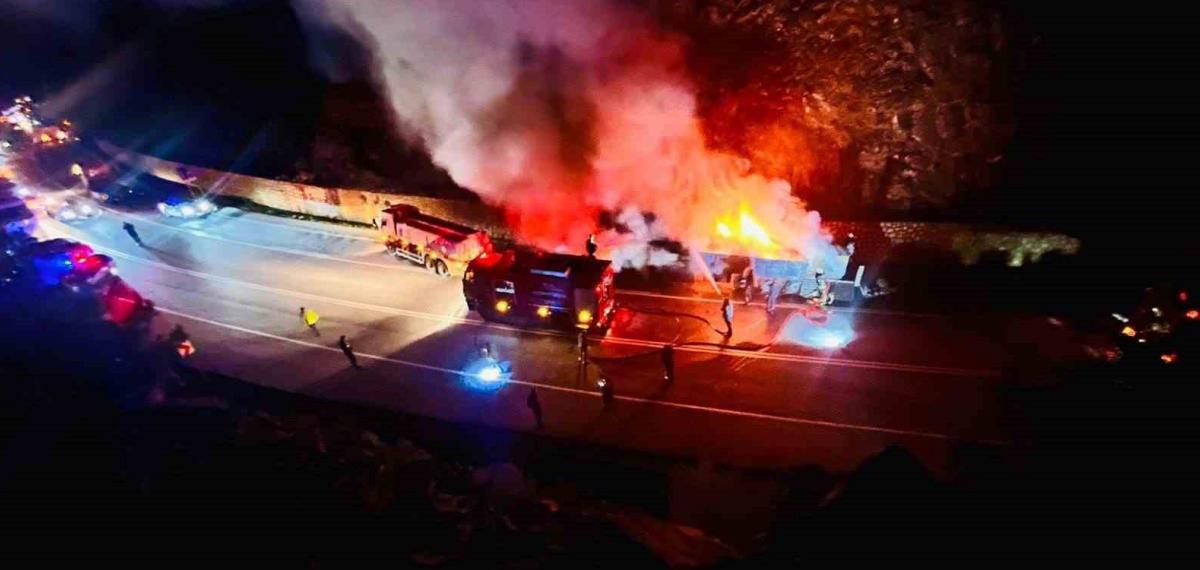 Isınan Tekerlek Balatalarından Çıkan Alevler Sunta Yüklü Tırı Yaktı