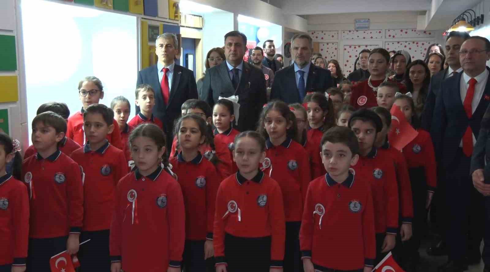 İstanbul’da Yarıyıl Tatilinin Ardından Ders Zili Çaldı: İlk Ders “Bayrak Sevgisi” Oldu