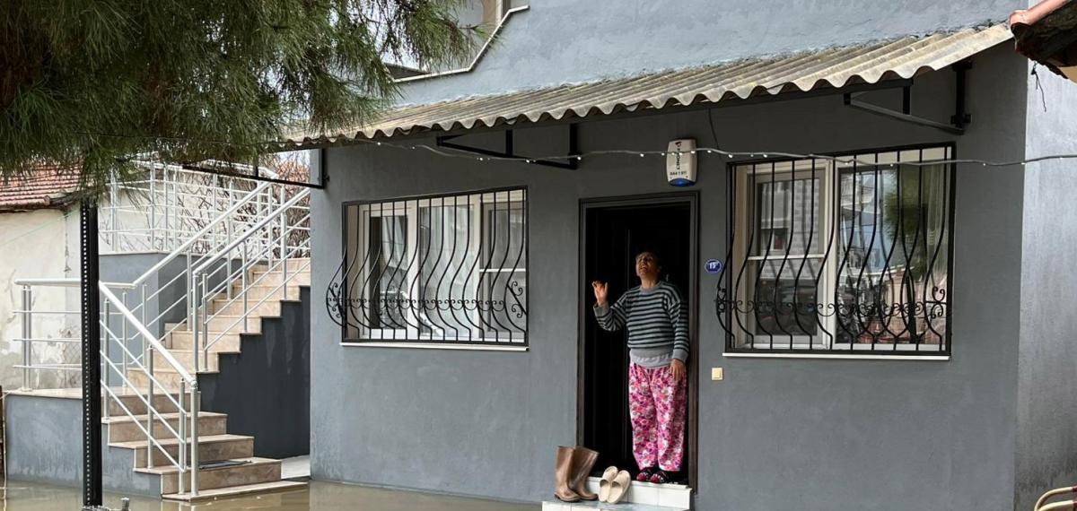 İzmir’de Dere Taştı, Vatandaşlar Çaresiz Kaldı: “Televizyonda İzlerdik, Başımıza Geldi”