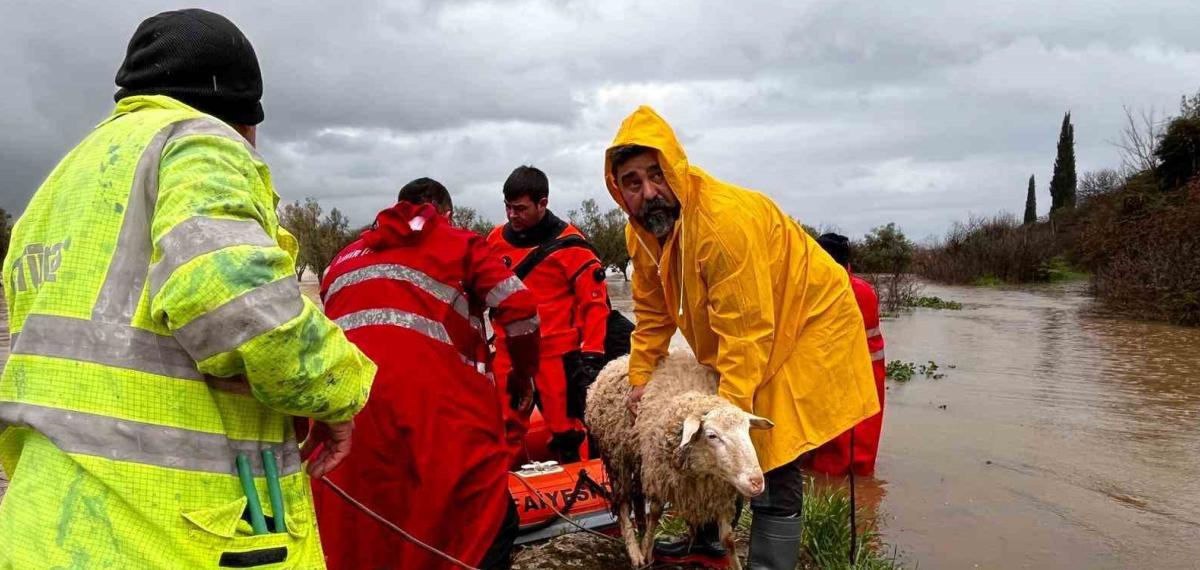 İzmir’de Ekiplerin Yağış Seferberliği Sürüyor
