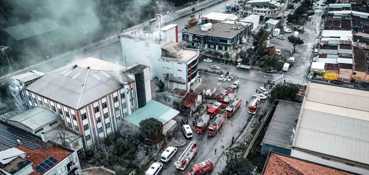 İzmir’de Fabrikada Çıkan Yangın Söndürüldü