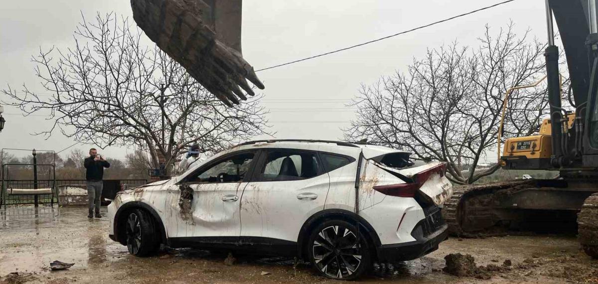 İzmir’de Otomobil Dereye Uçtu: 2 Kız Kardeş Hayatını Kaybetti