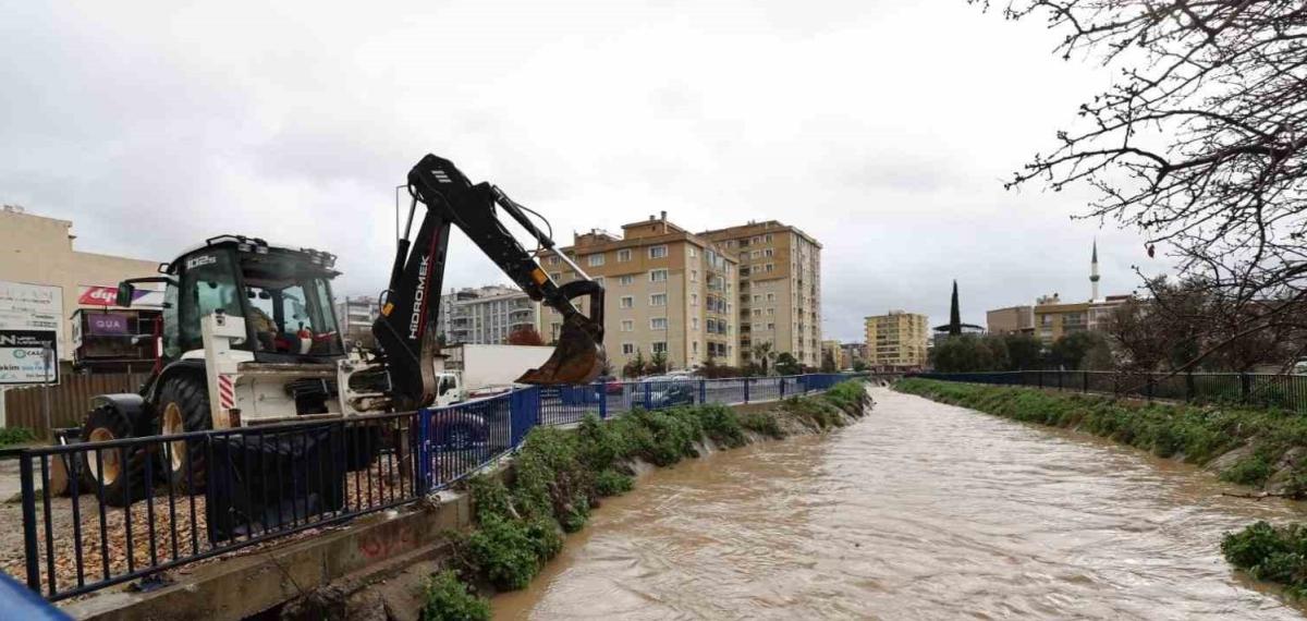 İzmir’de Sağanak Yağış: Büyükşehir Ekipleri Seferber Oldu