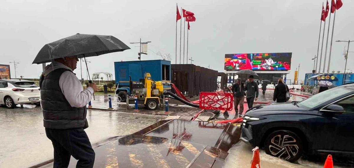 İzmir’de ’Venedik’i Andıran Manzaralar Oluştu