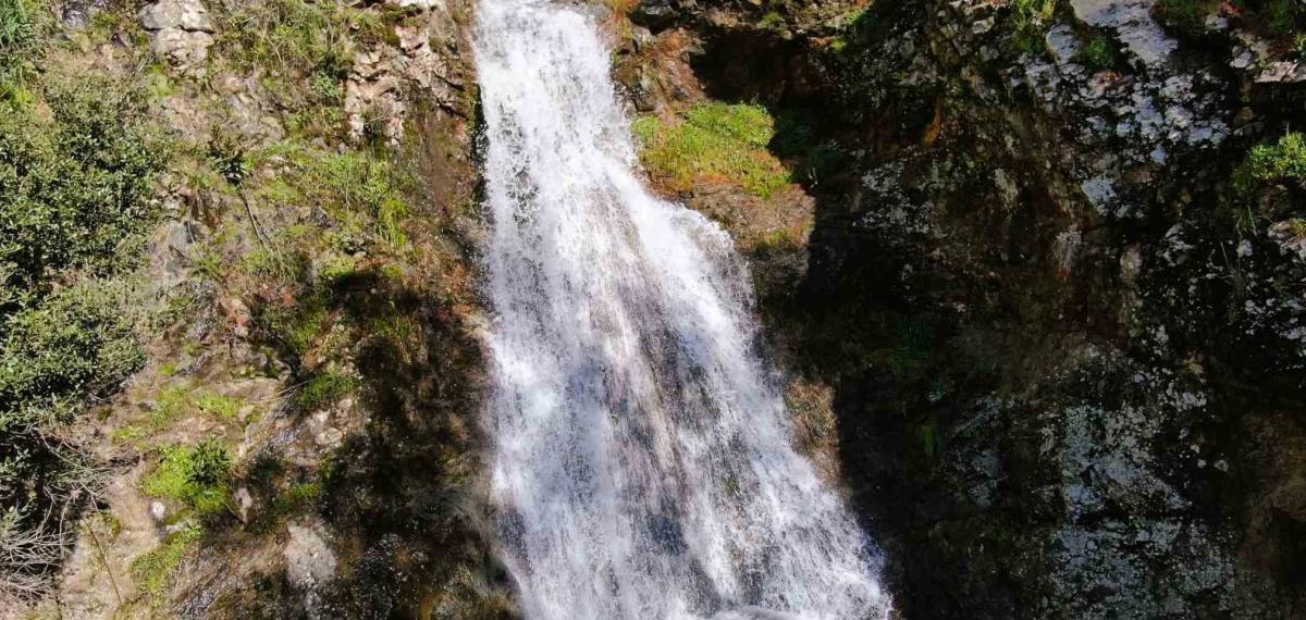 İzmir’de Yağışların Ardından Sancaklı Şelalesi Coştu