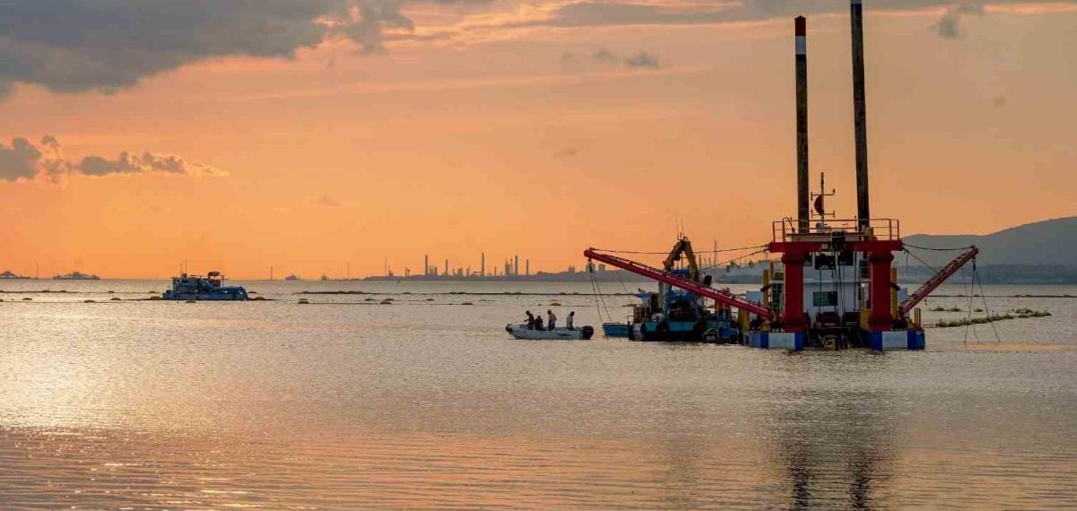 İzmit Körfezi’nden 1 Milyon 750 Bin Metreküp Dip Çamuru Temizlendi