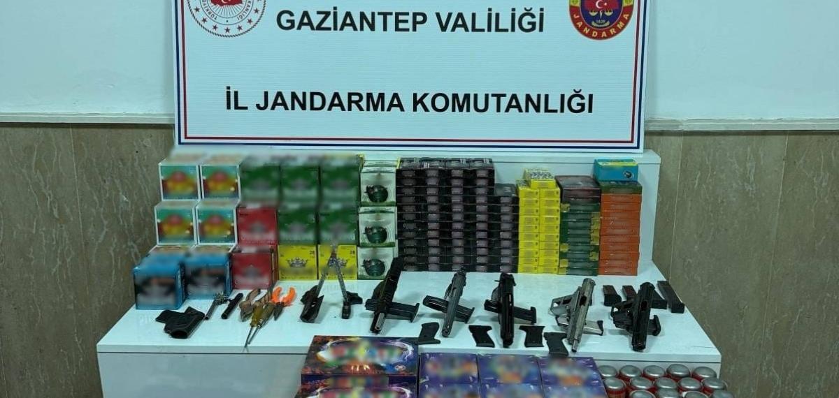 Jandarmanın Uyuşturucu ve Kaçakçılık Operasyonlarında 10 Şahıs Tutuklandı