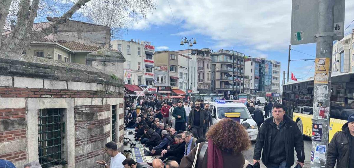 Kadıköy’de Cami Cemaati Mağduriyeti: Namazı Sokaklarda Kılıyorlar