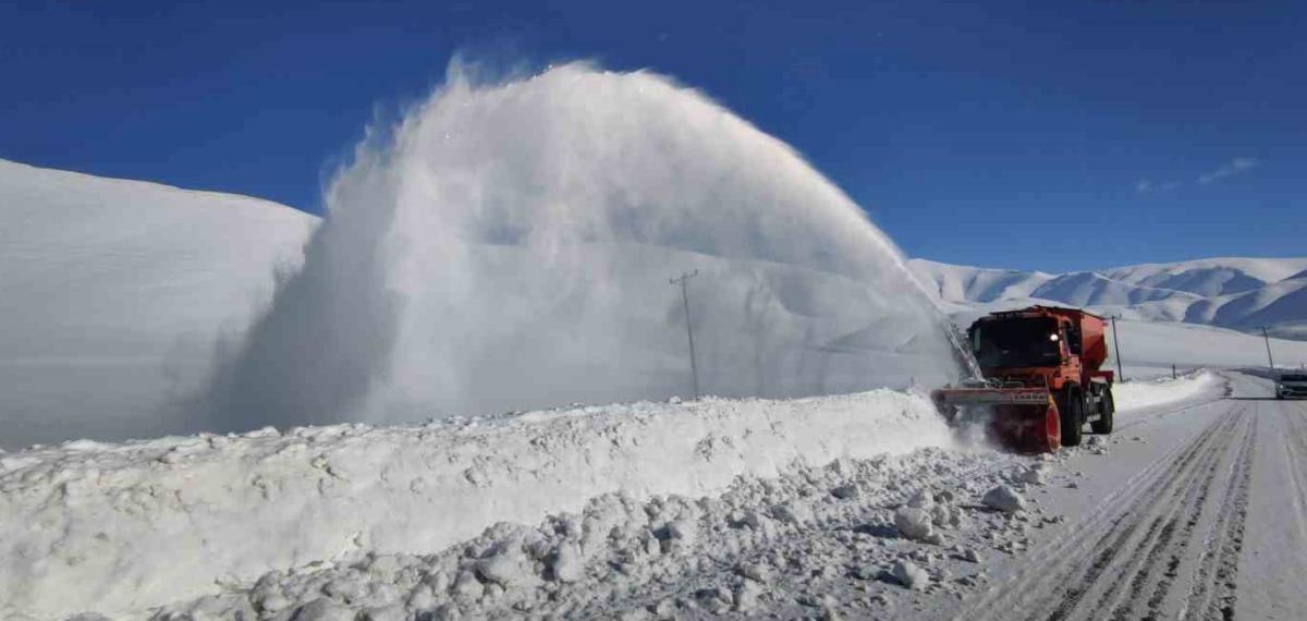 Karabet Geçidi’nde Kar Kalınlığı 2 Metreyi Geçti