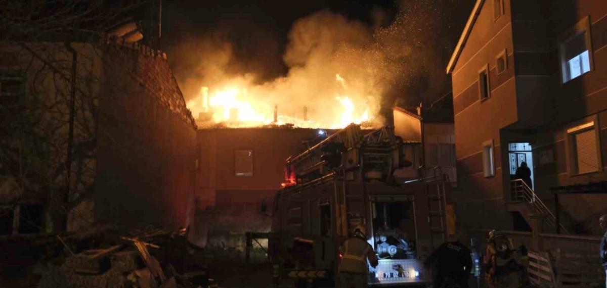 Karaman’da Çatı Yangını Korkuttu: 3 Kişi Dumandan Etkilendi