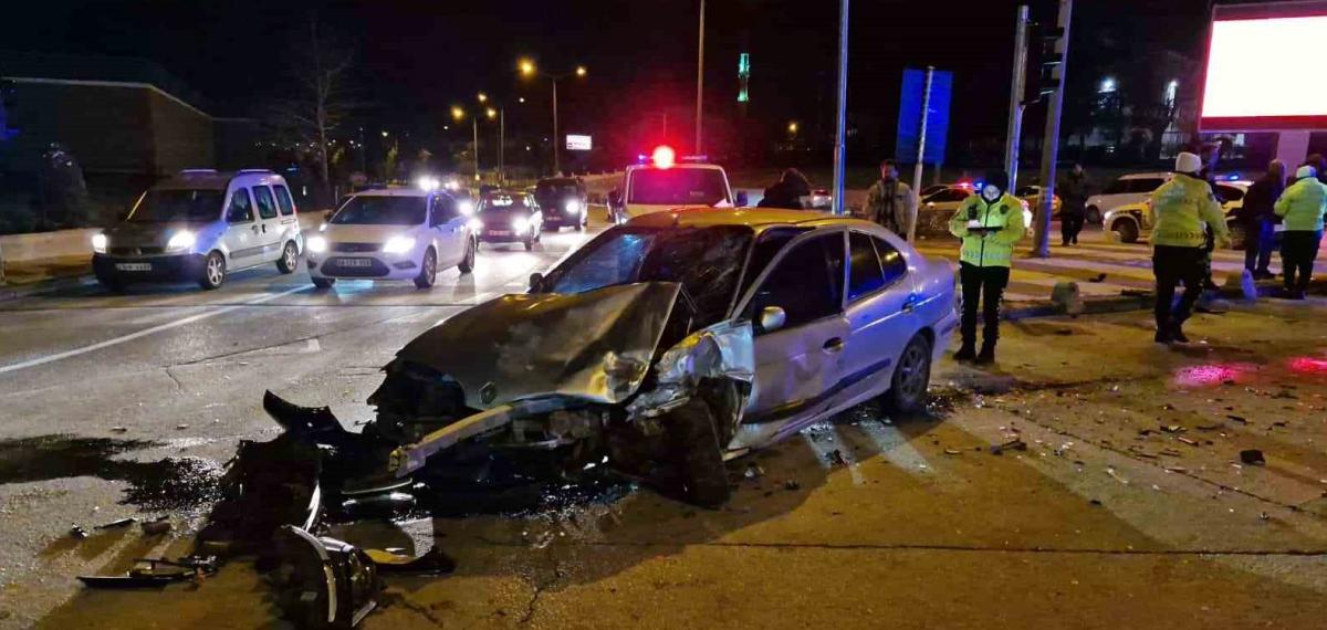 Karaman’da Polisten Kaçan Şüpheliler Kaza Yaptı: 3 Yaralı