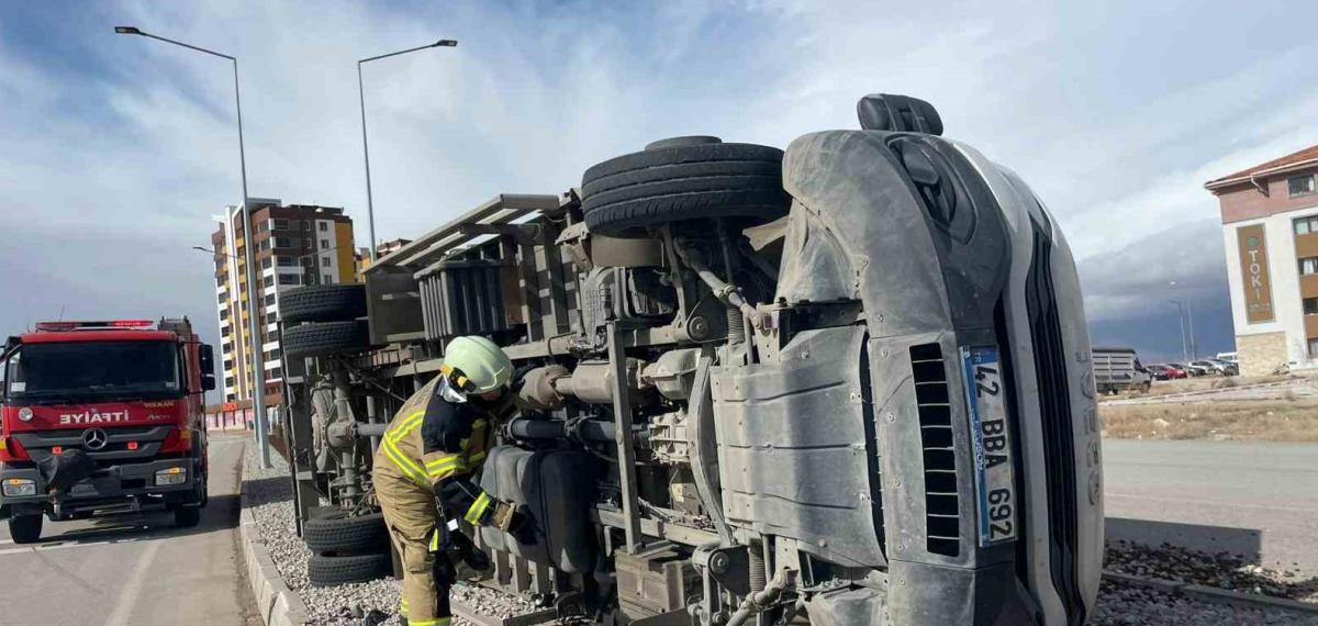Karaman’da Şiddetli Fırtına Kamyoneti Devirdi, Çatılar Uçtu