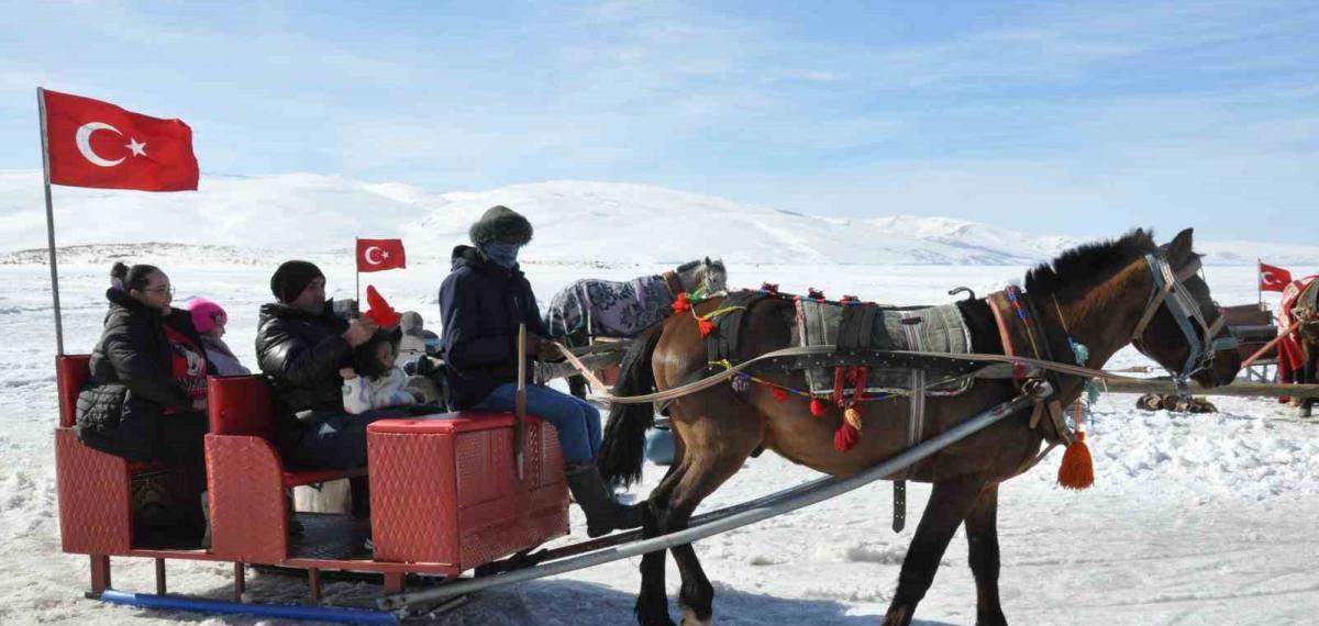 Kars Çıldır Gölü’nde Dörtnala Atlı Kızak Safarileri Nefes Kesiyor