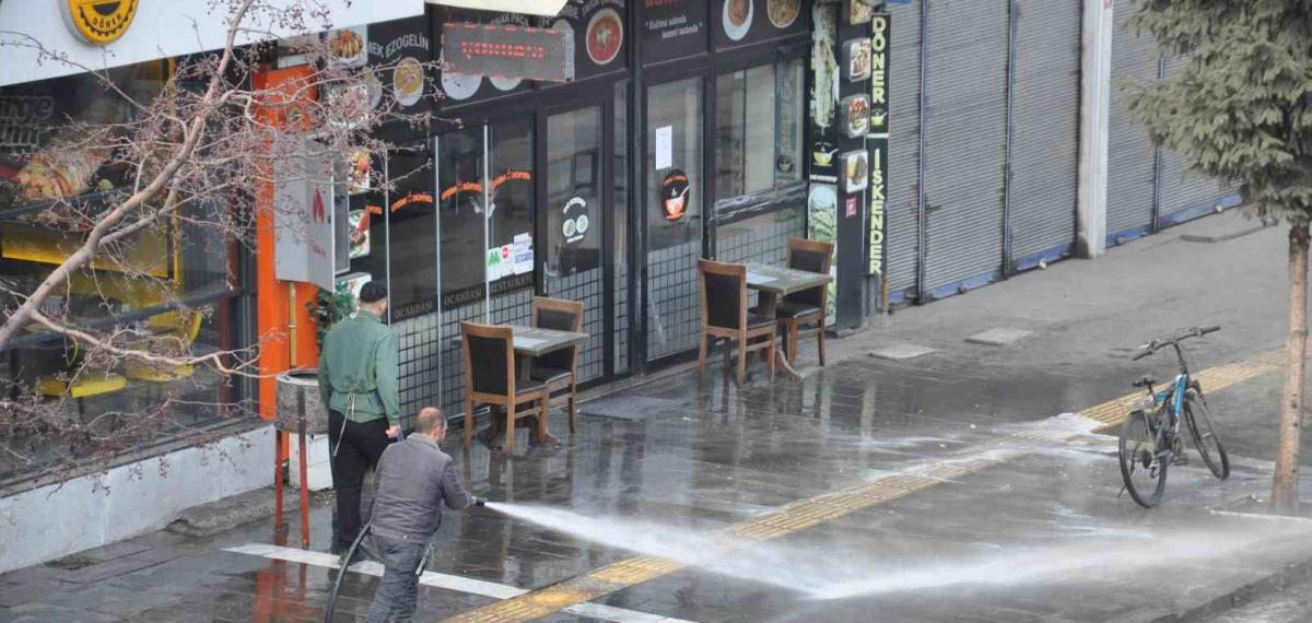 Kars’ta Kaldırımlar Tazyikli Suyla Yıkanıyor