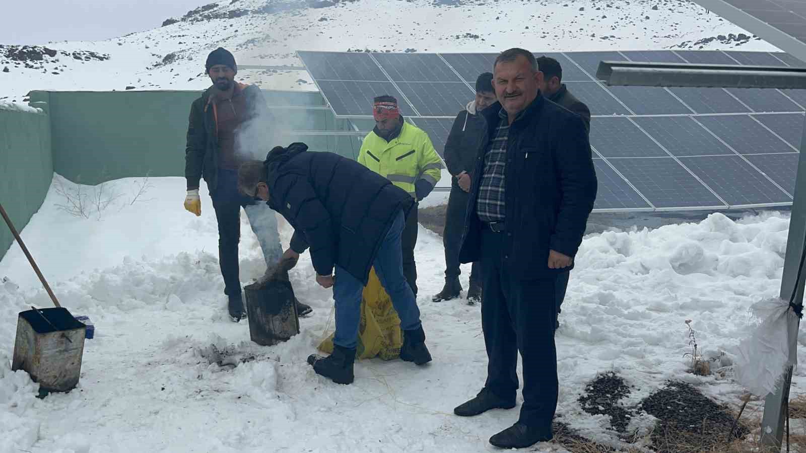 Kars’ta Köylüler, İçmesuyu İçin Kurdukları Ges Sitemlerinin Karını İmece Usulü Temizliyor