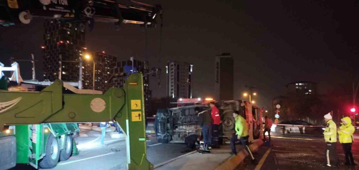 Kartal’da Ambulans ile Cip Kafa Kafaya Çarpıştı: 3 Yaralı