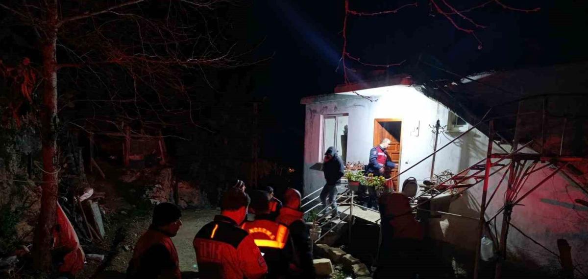 Kayıp Olarak Aranan Yaşlı Adam, 12 Saat Sonra Bitkin Halde Ormanda Yatarken Bulundu