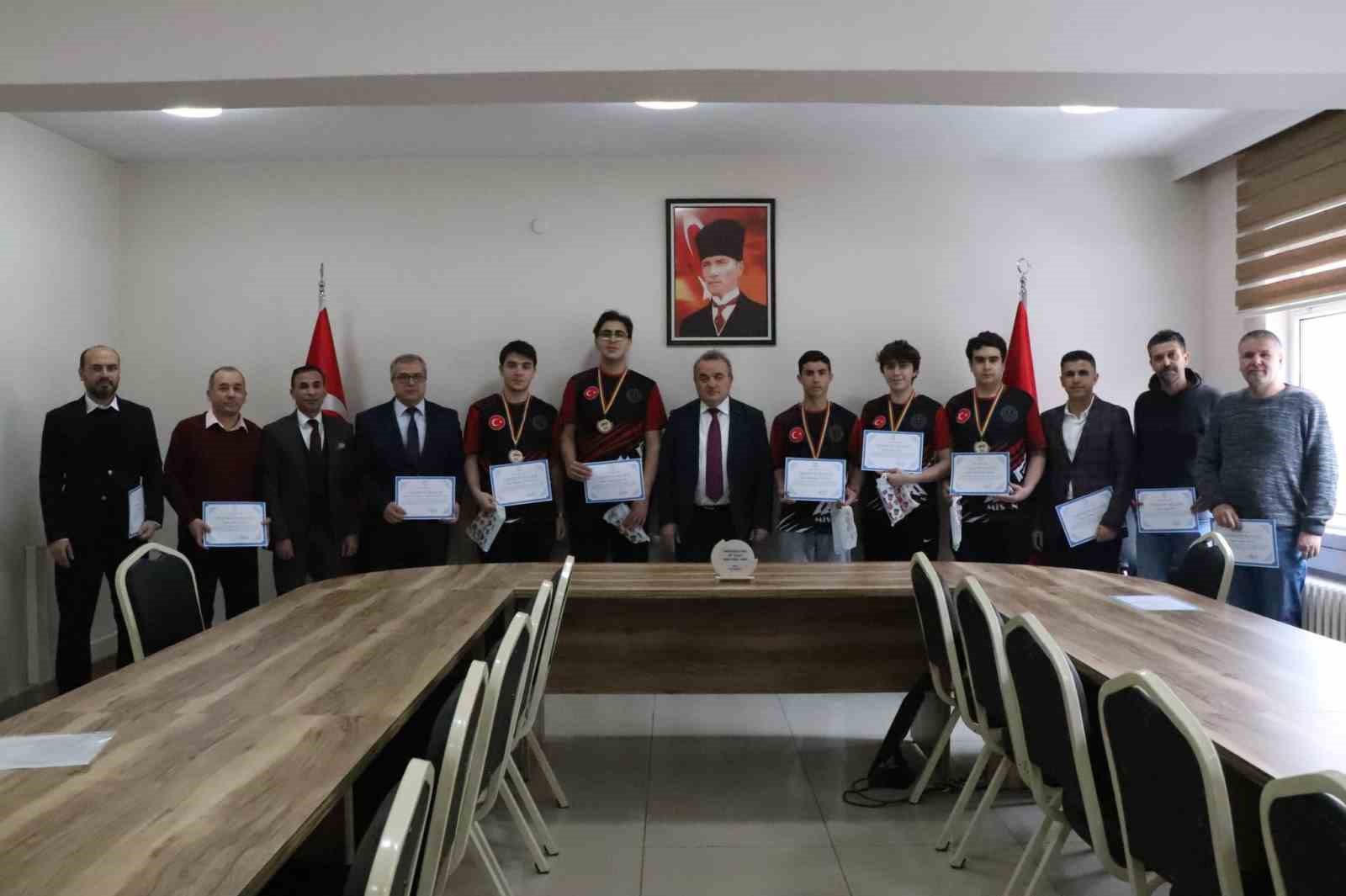 Kaymakam Öztürk: “Gençlerimizin Her Alanda Yanında Olmaya ve Onları Desteklemeye Devam Edeceğiz”