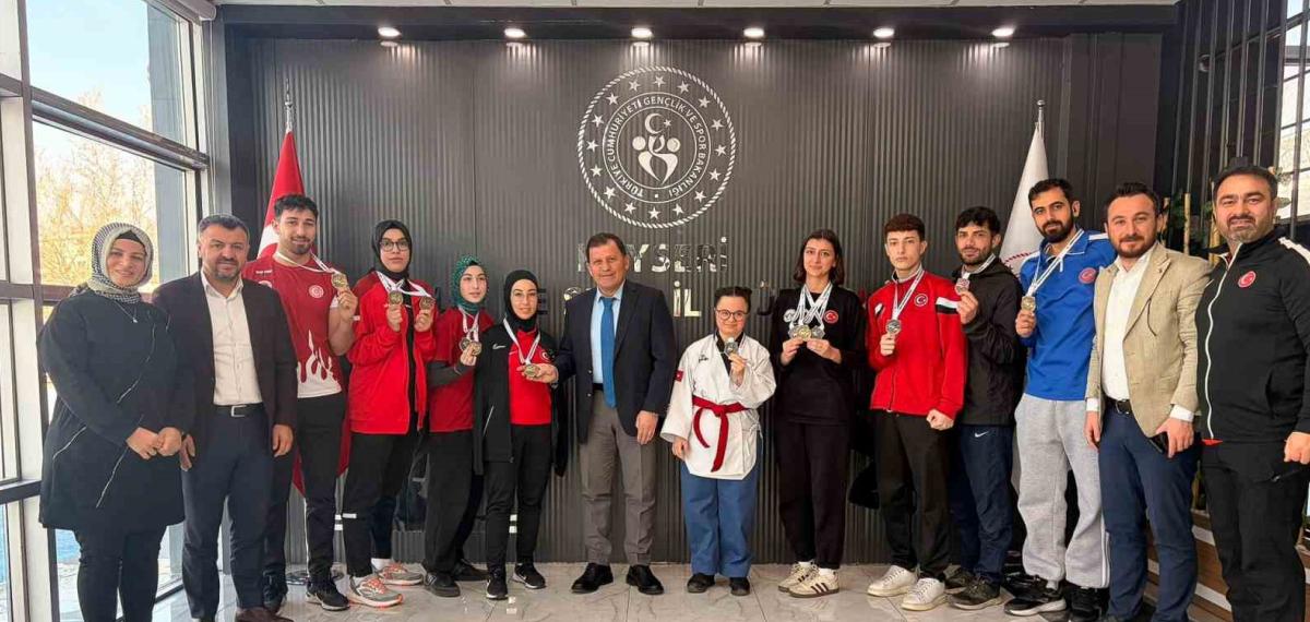 Kayserili İşitme Engelliler Taekwondo Sporcularından Tarihi Başarı