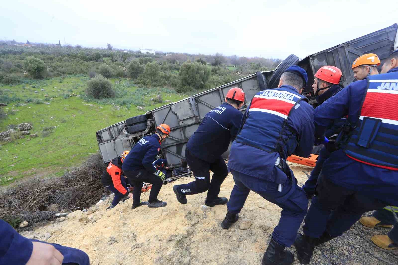 Kazada Yaralanan Yolcu O Anları Anlattı: “Önce Yan Yatıp Süründük, Sonra Bariyer Saplandı”