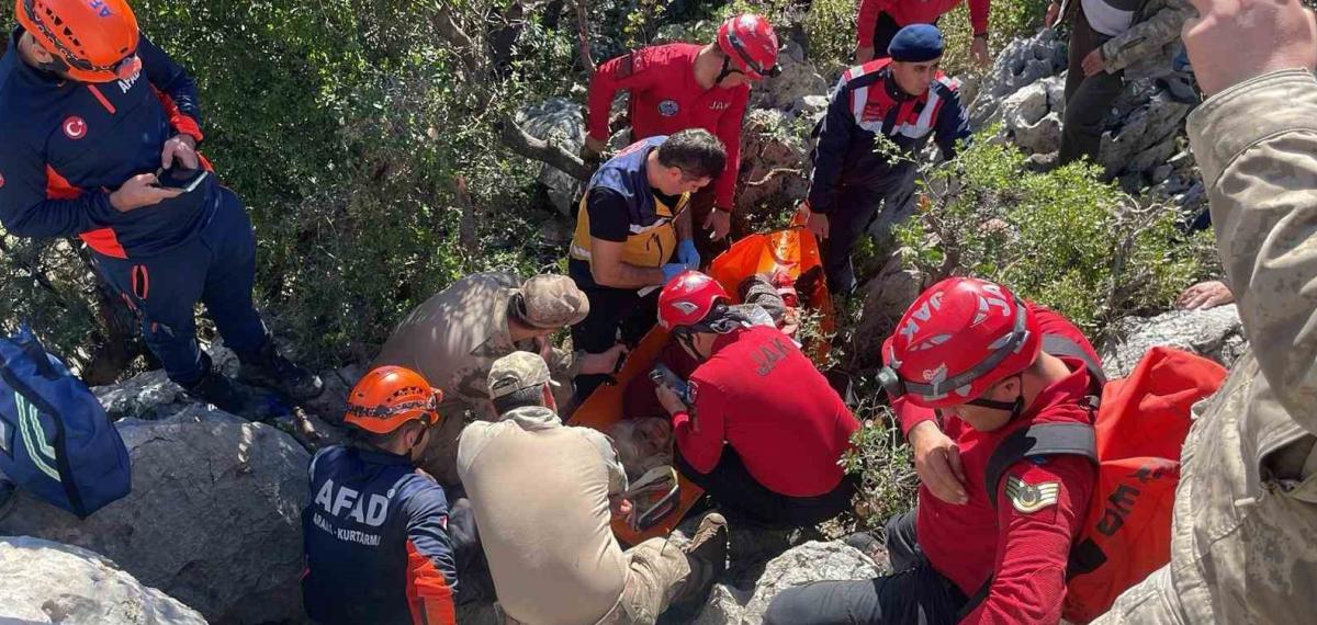 Keçilerin Peşinden Gidip Kaya Yarığına Sıkışan Ayşe Teyze Komşularını Dinlememiş