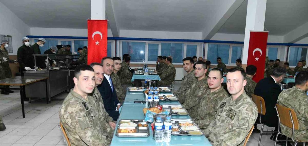 Kışlada Askerlerle Oruç Açtılar