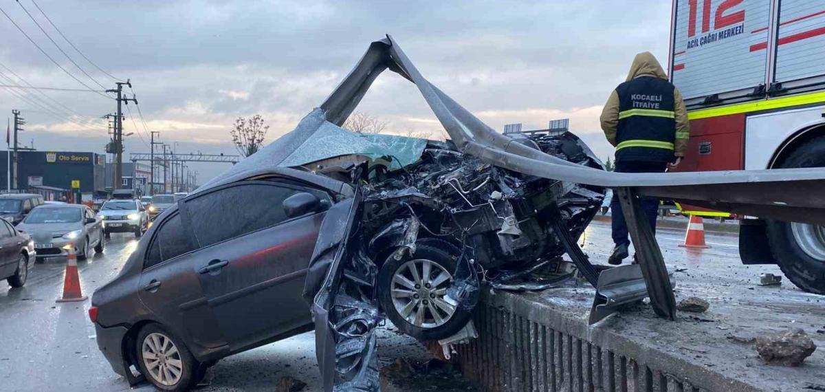 Kocaeli’de Korkutan Kaza: Otomobil Bariyerlere Ok Gibi Saplandı