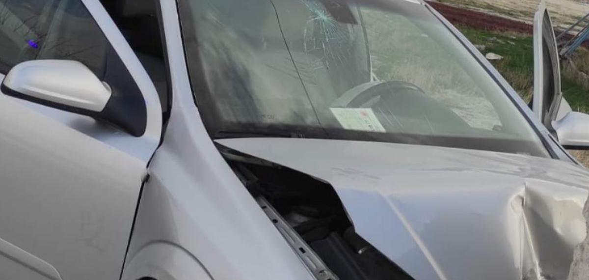 Kontrolden Çıkan Otomobil Avlu Duvarına Çarptı: 4 Yaralı