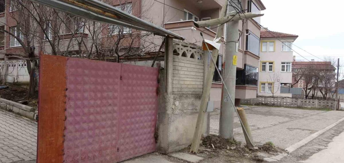 Kontrolden Çıkan Otomobil Ters Dönerek Demir Kapıyı Kırıp Bahçeye Girdi