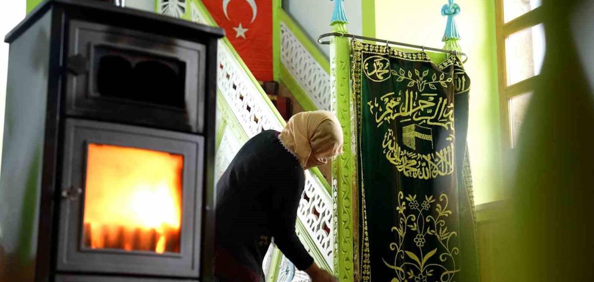 Köy Camisi İmece Usulü Temizlendi