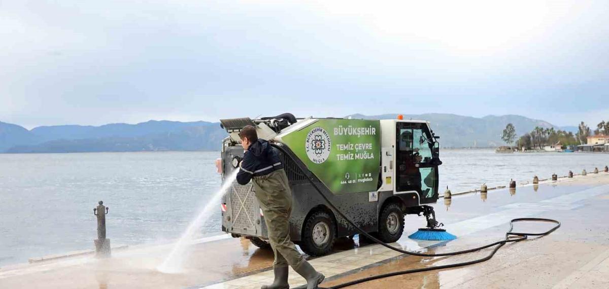 Köyceğiz Gölünde Sular Çekildi, Temizlik Başladı