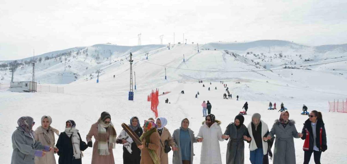 Kursiyer Kadınlar Kızakla Kayıp Halay Çekmenin Keyfini Çıkardı