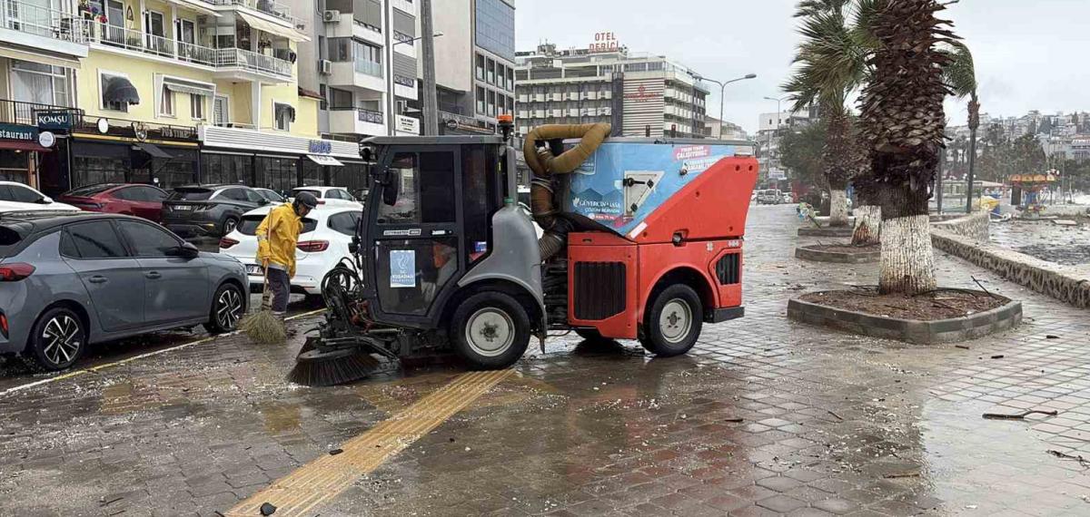 Kuşadası Belediyesi’nden Sağanak ve Fırtına Mesaisi