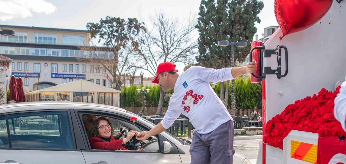 Kuşadası’nda Çöp Kamyonu Sevgi Dağıttı