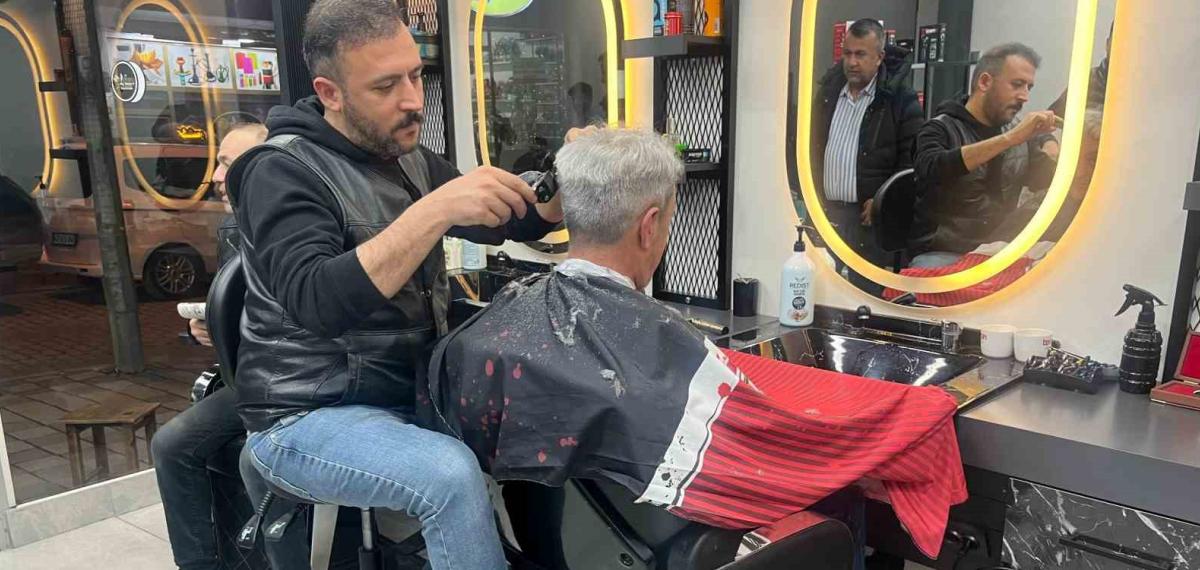 Kütahyalı Berberden Örnek Çözüm: Mesleğini Bırakmadı, Koltuğu Dönüştürdü