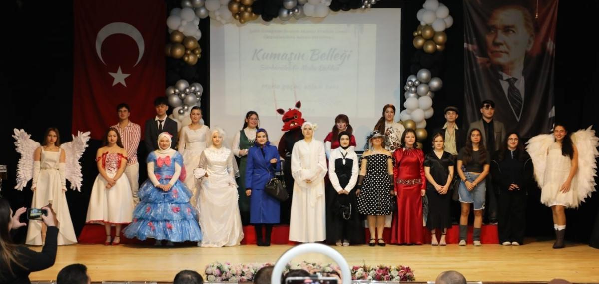 Lise Öğrencileri Atık Malzemelerden Hazırladıkları Kıyafetlerle Podyuma Çıktı