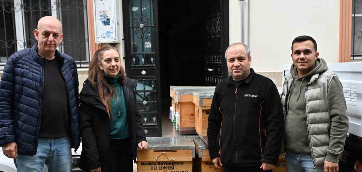 Manisa Büyükşehir’den Sel Mağduru Arıcıya Kovan Desteği