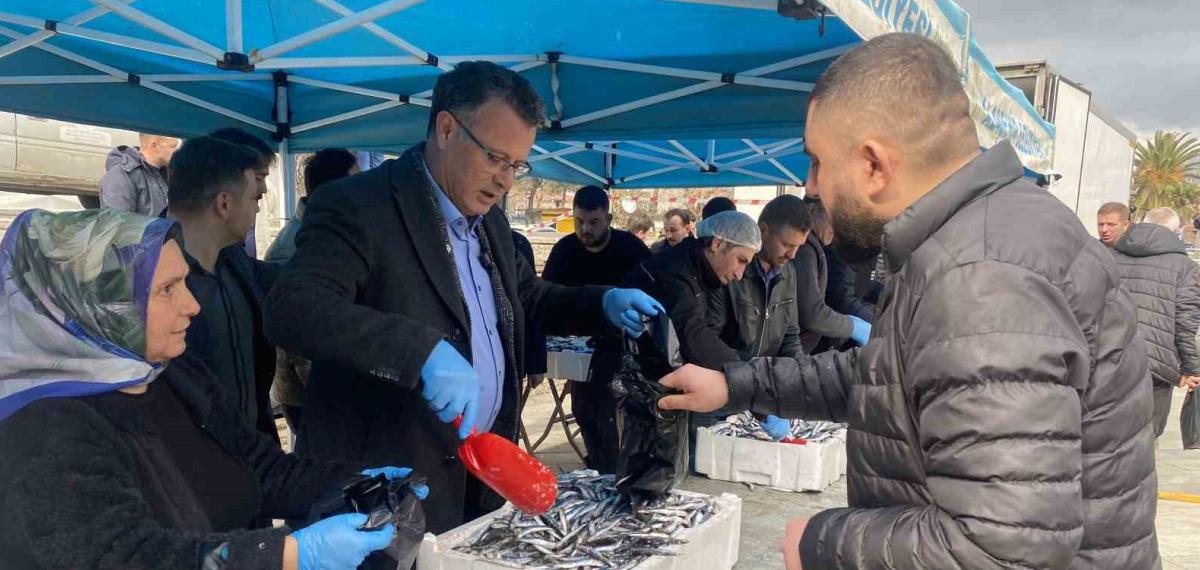 Manisa’da Belediyenin İkramı 8 Ton Hamsi 1 Saatte Tükendi