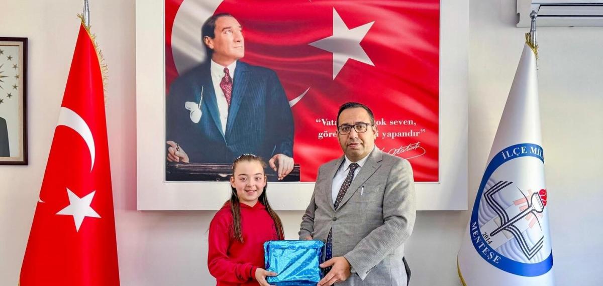 Menteşeli Azra İstiklal Marşı Okuma Yarışmasında Türkiye Birincisi Oldu