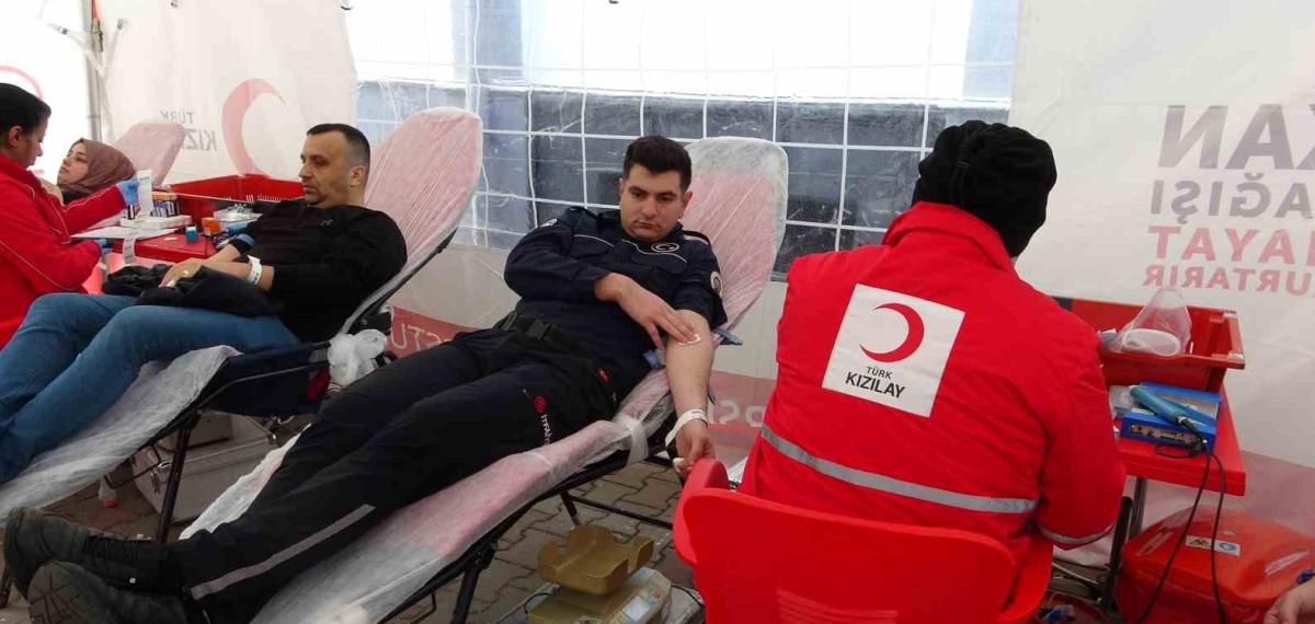 Mersin’de Kan Veren İtfaiye Erleri Öğrencilerden Alkış Aldı