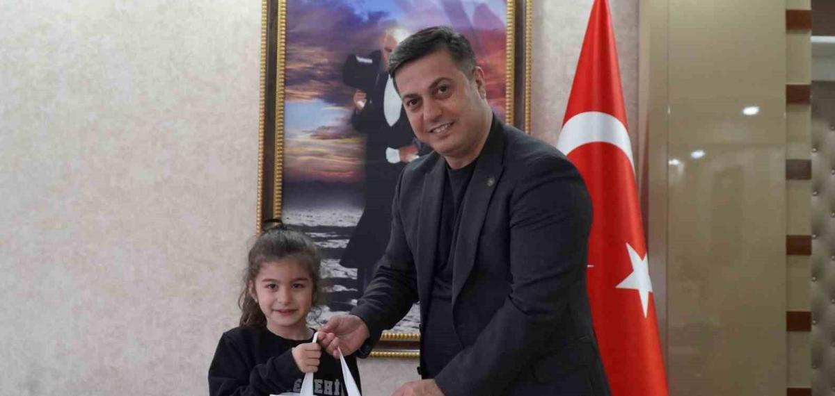 Müdür Öztürk’ten Minik Satranççı Deniz Erol’a Övgü