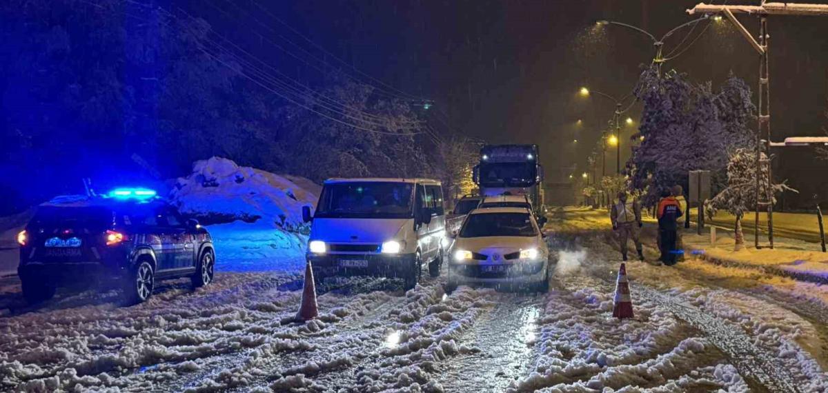 Muş-Bingöl Kara Yolunda Mahsur Kalan 40 Araçtaki Yaklaşık 80 Kişi Kurtarıldı