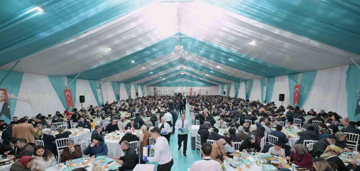 Mustafa Varank ve Can Aksoy, Gönül Sofrasında Esenyurtlularla Bir Araya Geldi